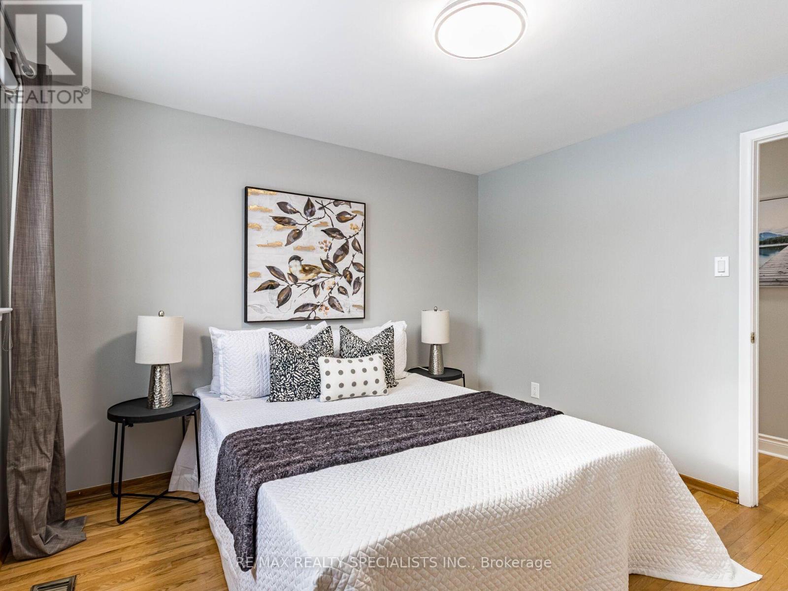 6 NORVAL CRESCENT - 24