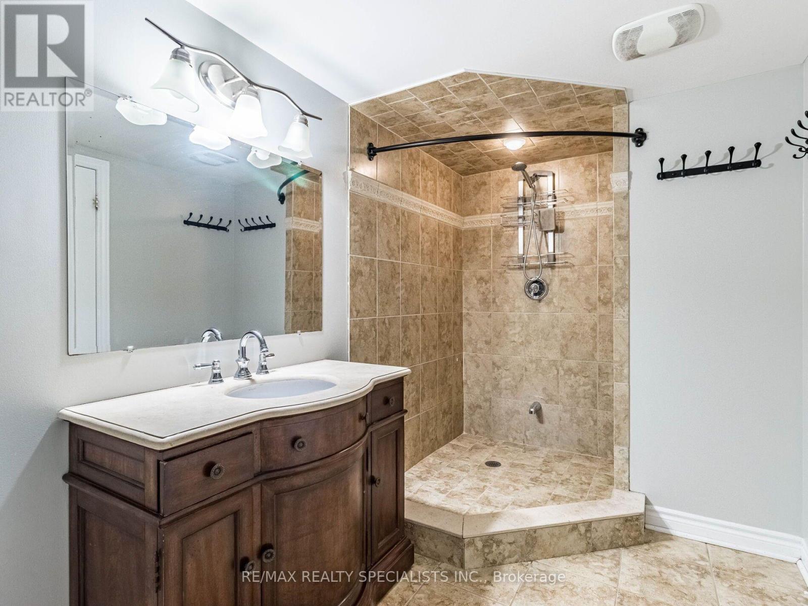 6 NORVAL CRESCENT - 32