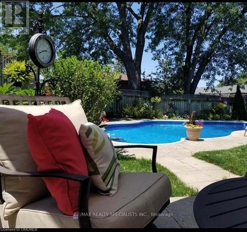 6 NORVAL CRESCENT - 39