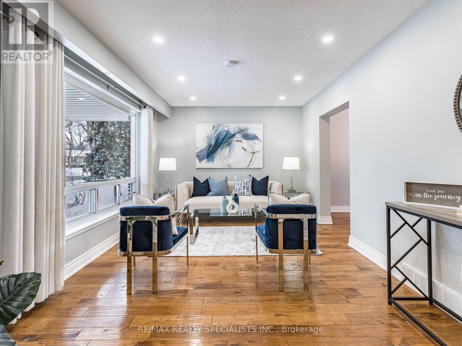 6 NORVAL CRESCENT - 6