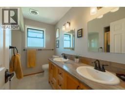Kitchen - 7115 Huddlestone Rd, Lantzville, BC V0R2H0 Photo 19