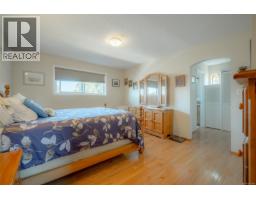 Dining nook - 7115 Huddlestone Rd, Lantzville, BC V0R2H0 Photo 18