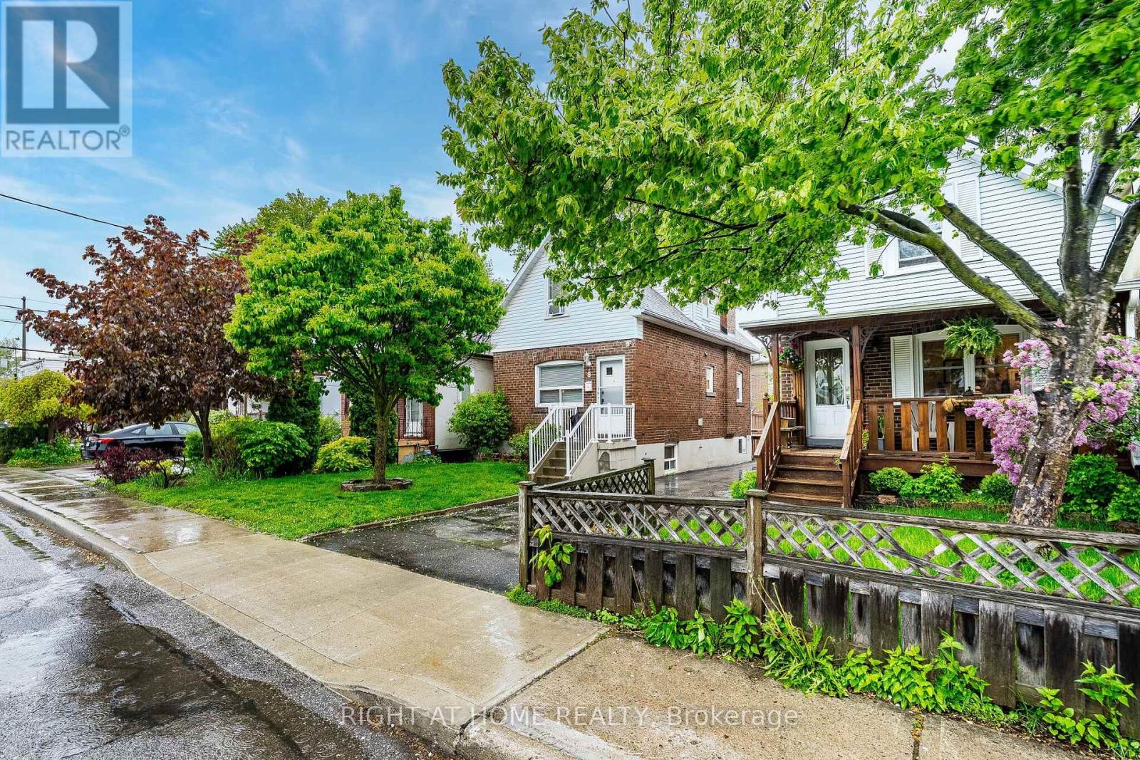 8 SAVOY AVENUE, Toronto (Woodbine-Lumsden)