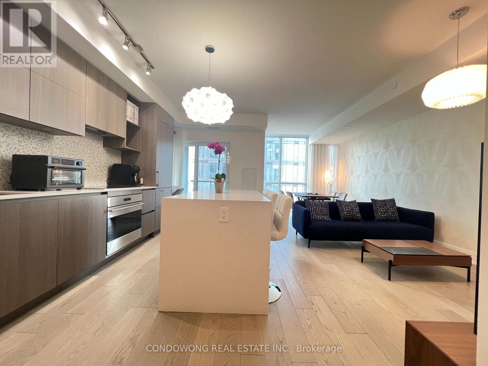 Photo of 1 Yorkville Avenue