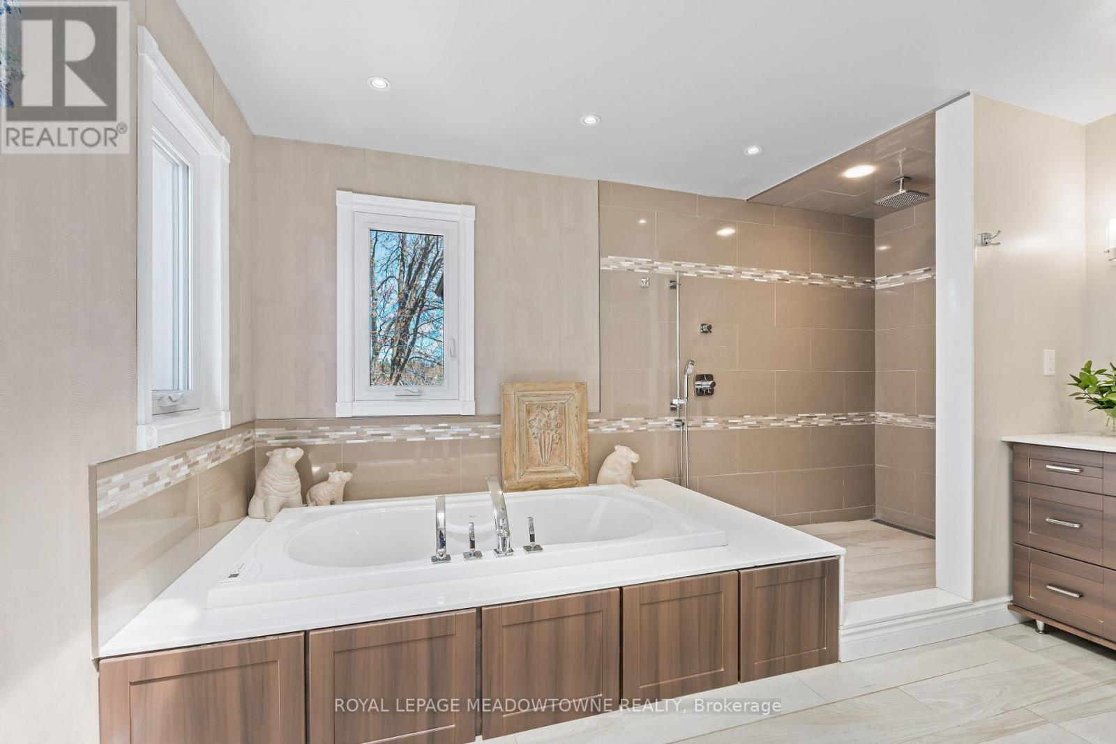 16 OAK RIDGE DRIVE - Image 35