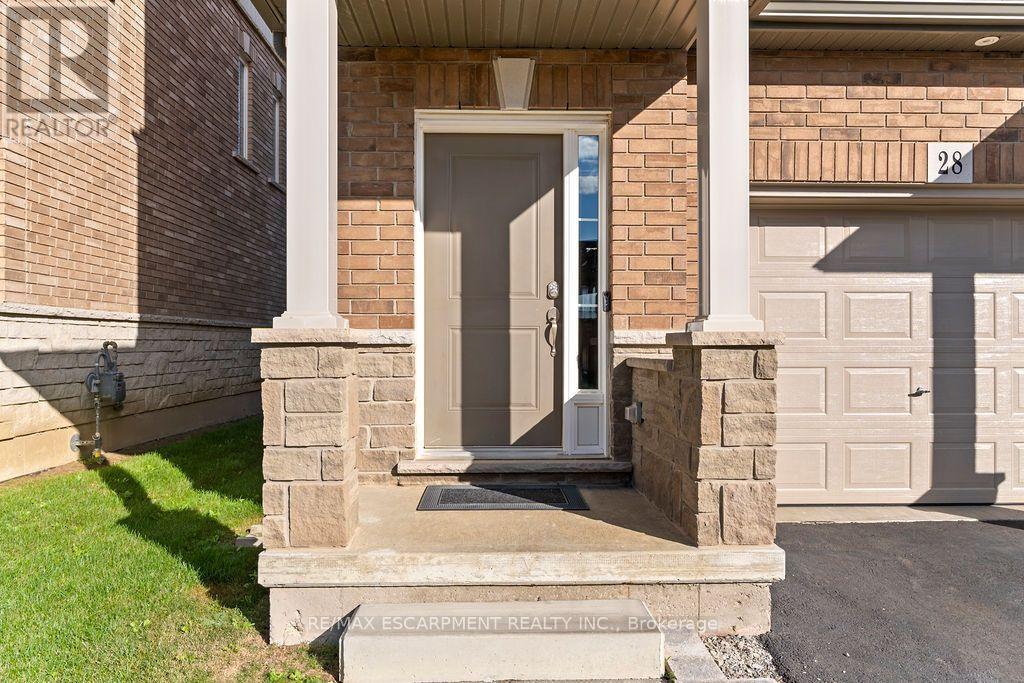 28 CANARY GRASS BOULEVARD, Hamilton (Hannon) — photo 8