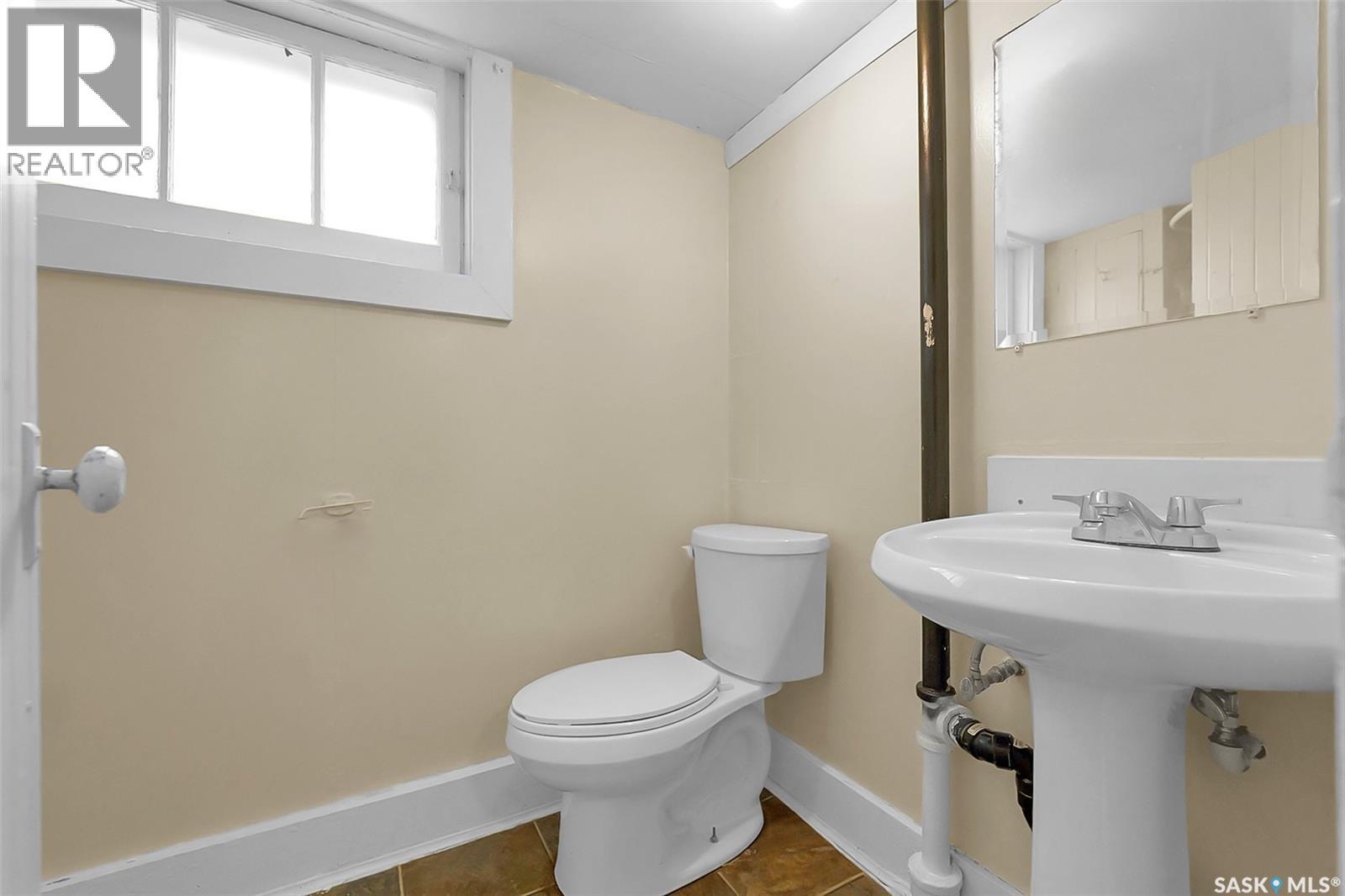 114 Main STREET E - 32