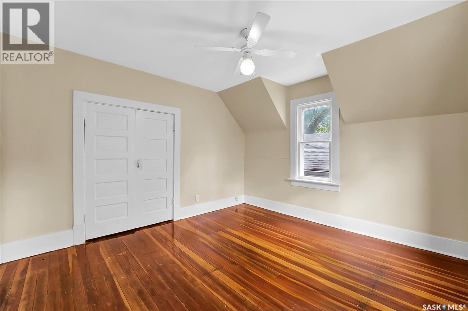 114 Main STREET E - 26