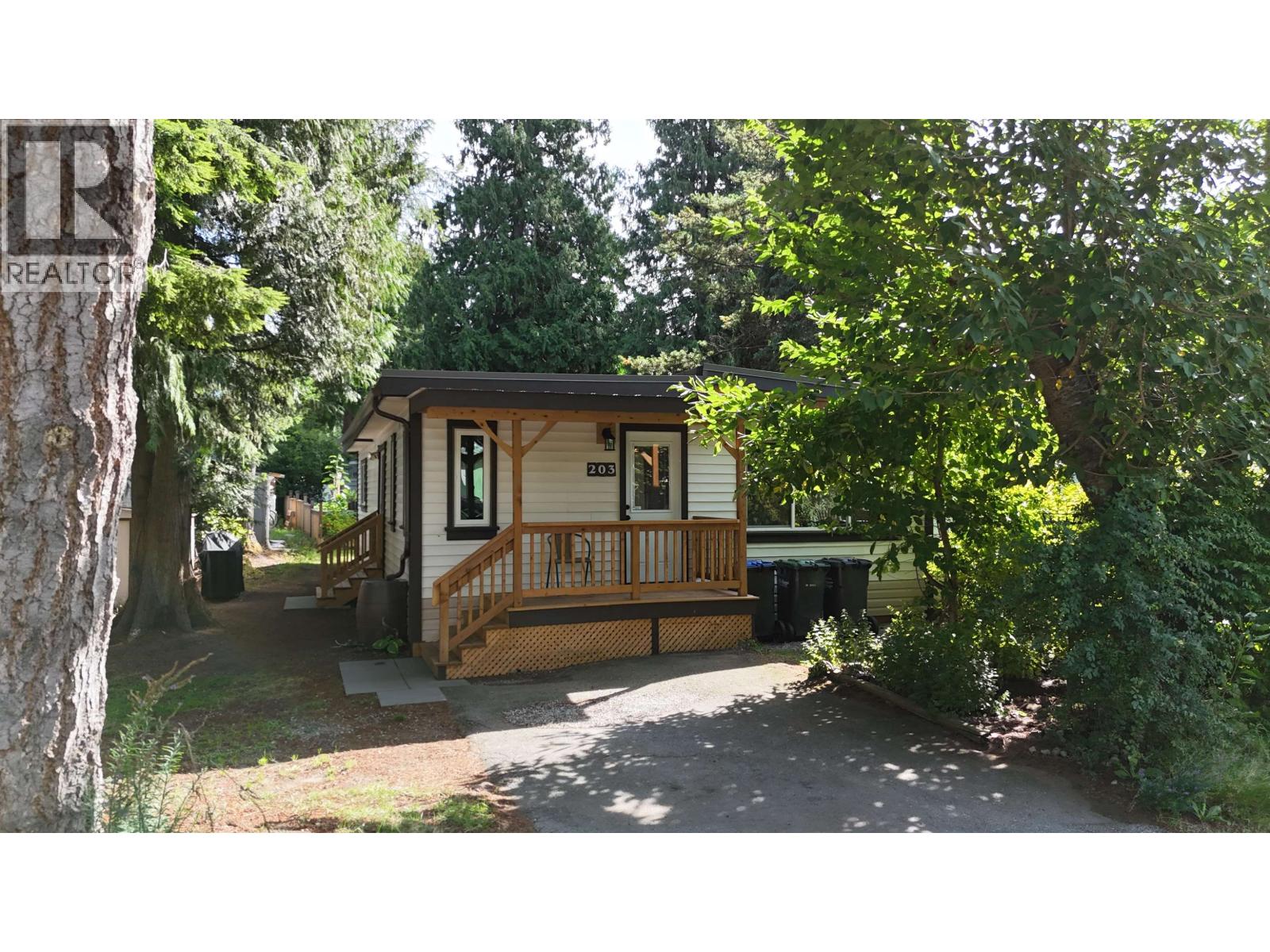 #203 1830 MAMQUAM Road, Squamish, British Columbia, V0N1T0, Squamish, British Columbia — photo 3 of 5