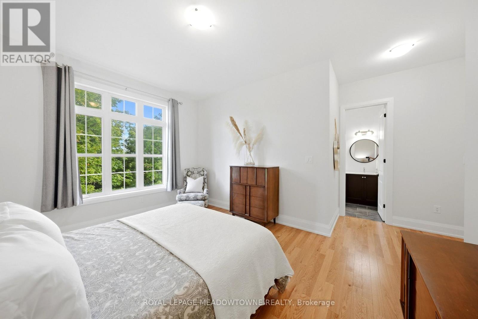 8 J B ROBSON COURT - 22