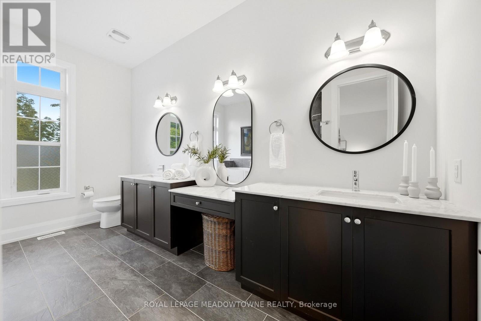 8 J B ROBSON COURT - 23