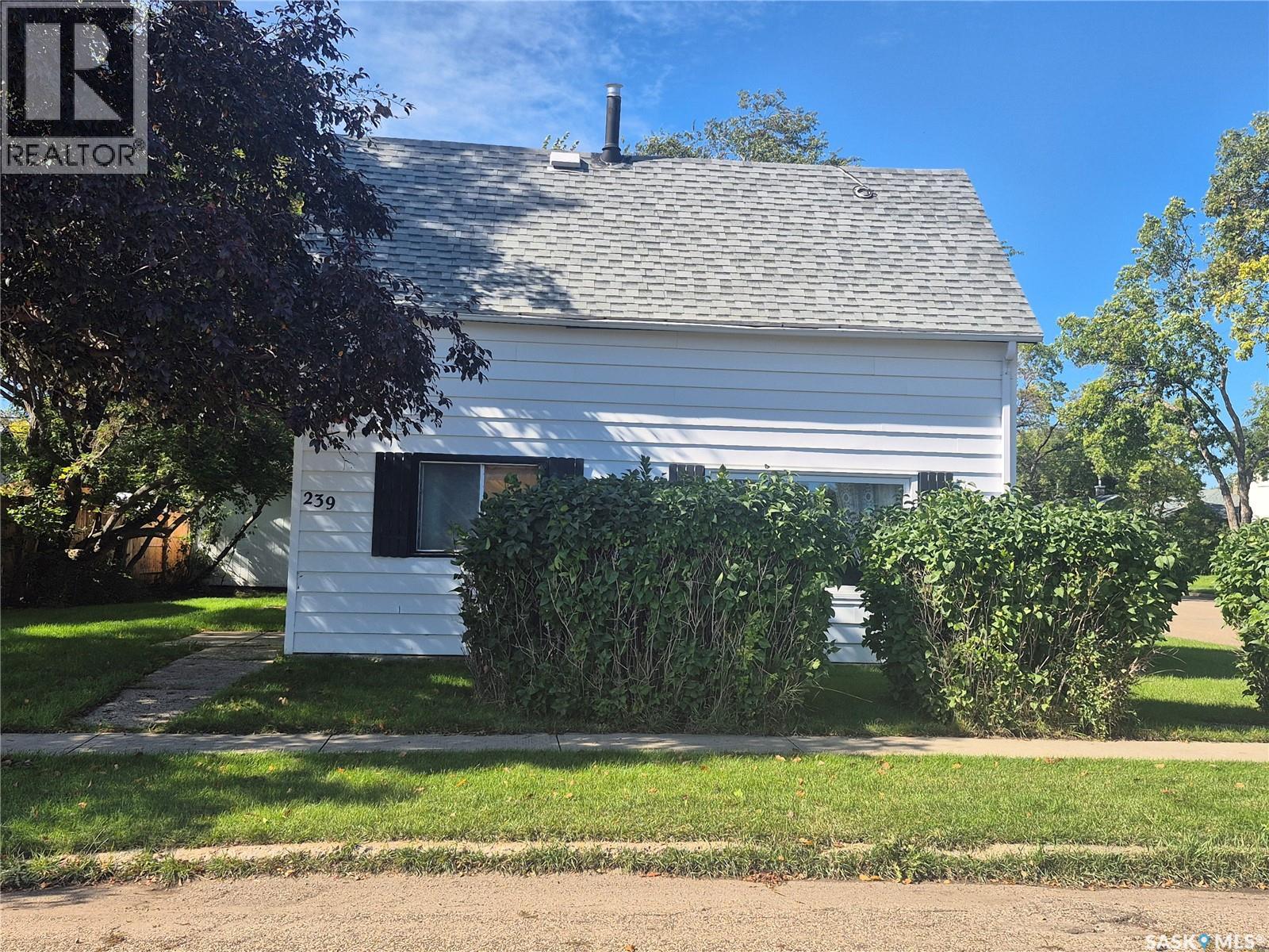 239 9th STREET, Weyburn — photo 2
