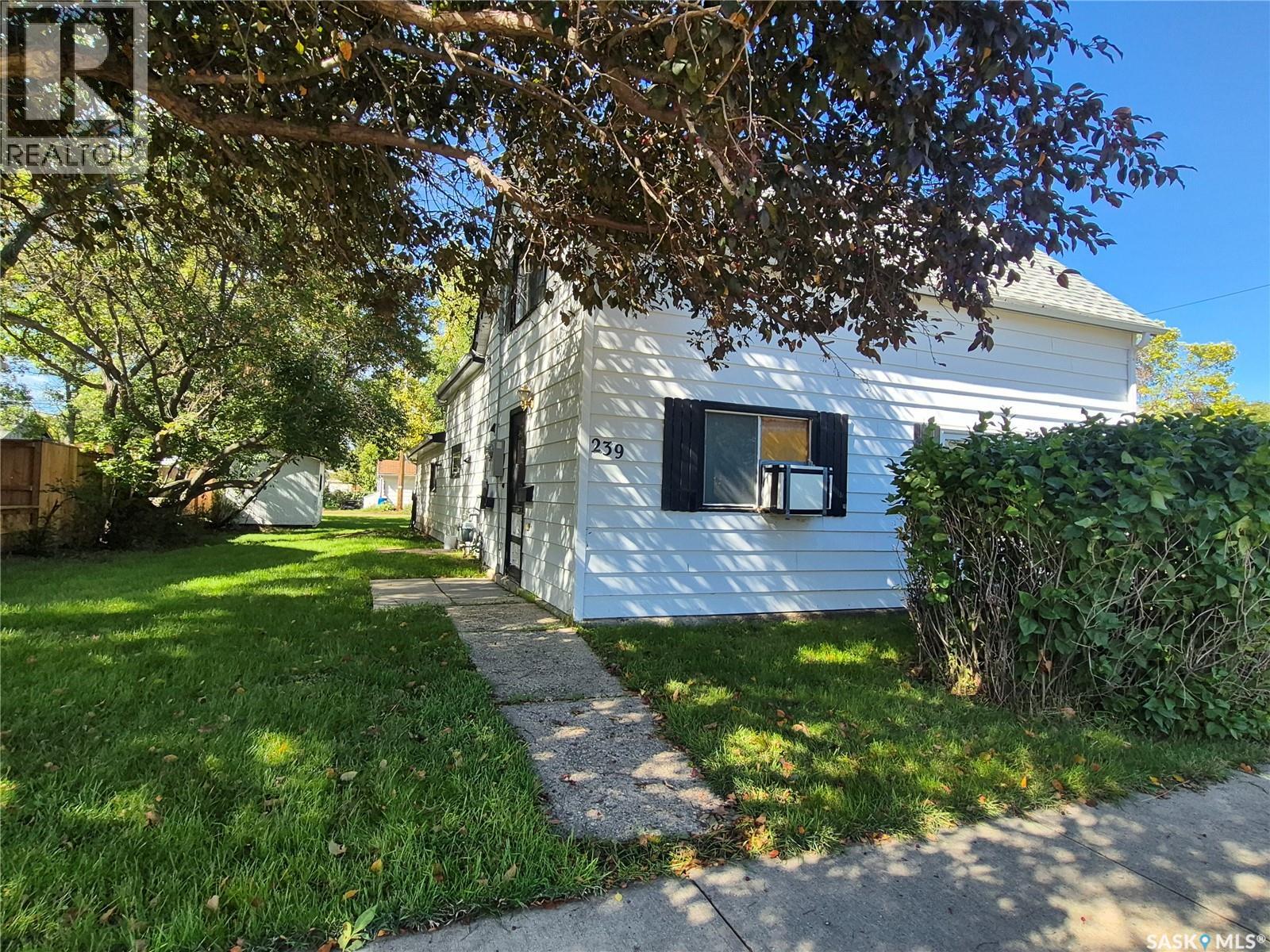 239 9th STREET, Weyburn — photo 3