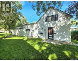 Enclosed porch - 239 9th Street, Weyburn, SK S4H1E9 Photo 6