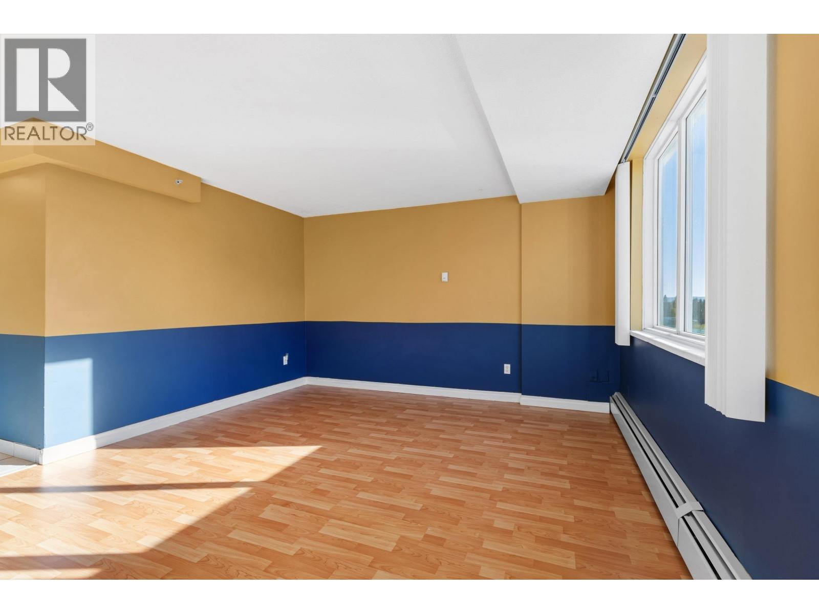 #704 1501 QUEENSWAY - Image 4