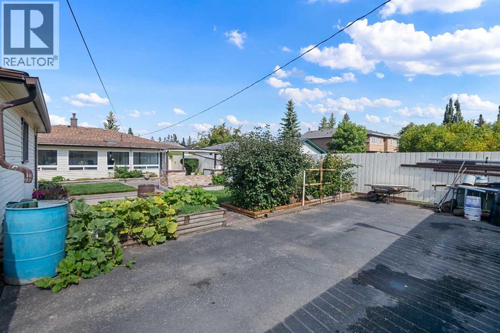 8335 47 Avenue NW - 34