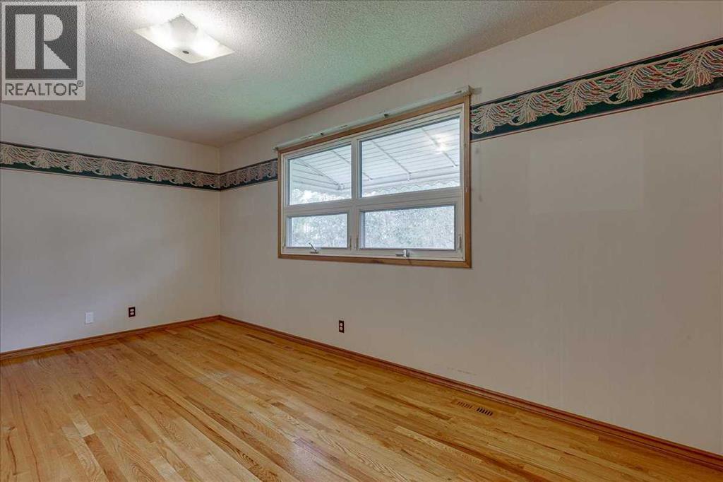 Listing photo – 5005 42A Street Close, Ponoka