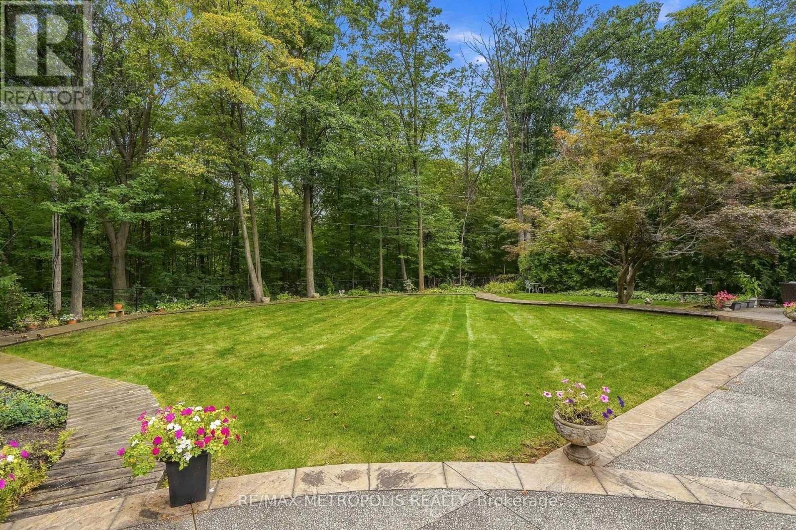 1228 ELGIN CRESCENT - 22