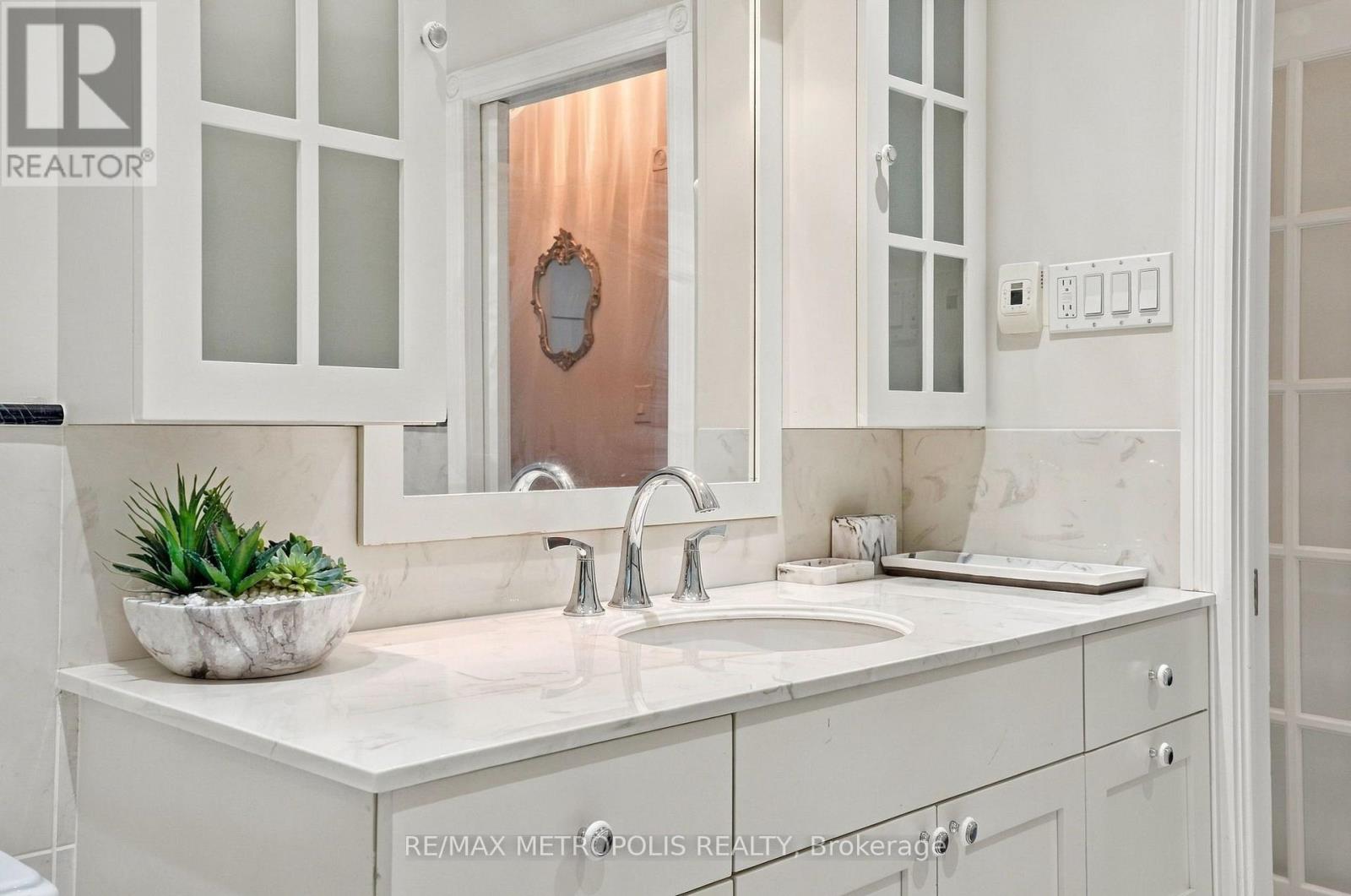 1228 ELGIN CRESCENT - 29