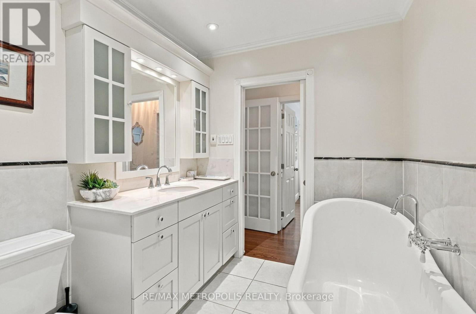 1228 ELGIN CRESCENT - 30