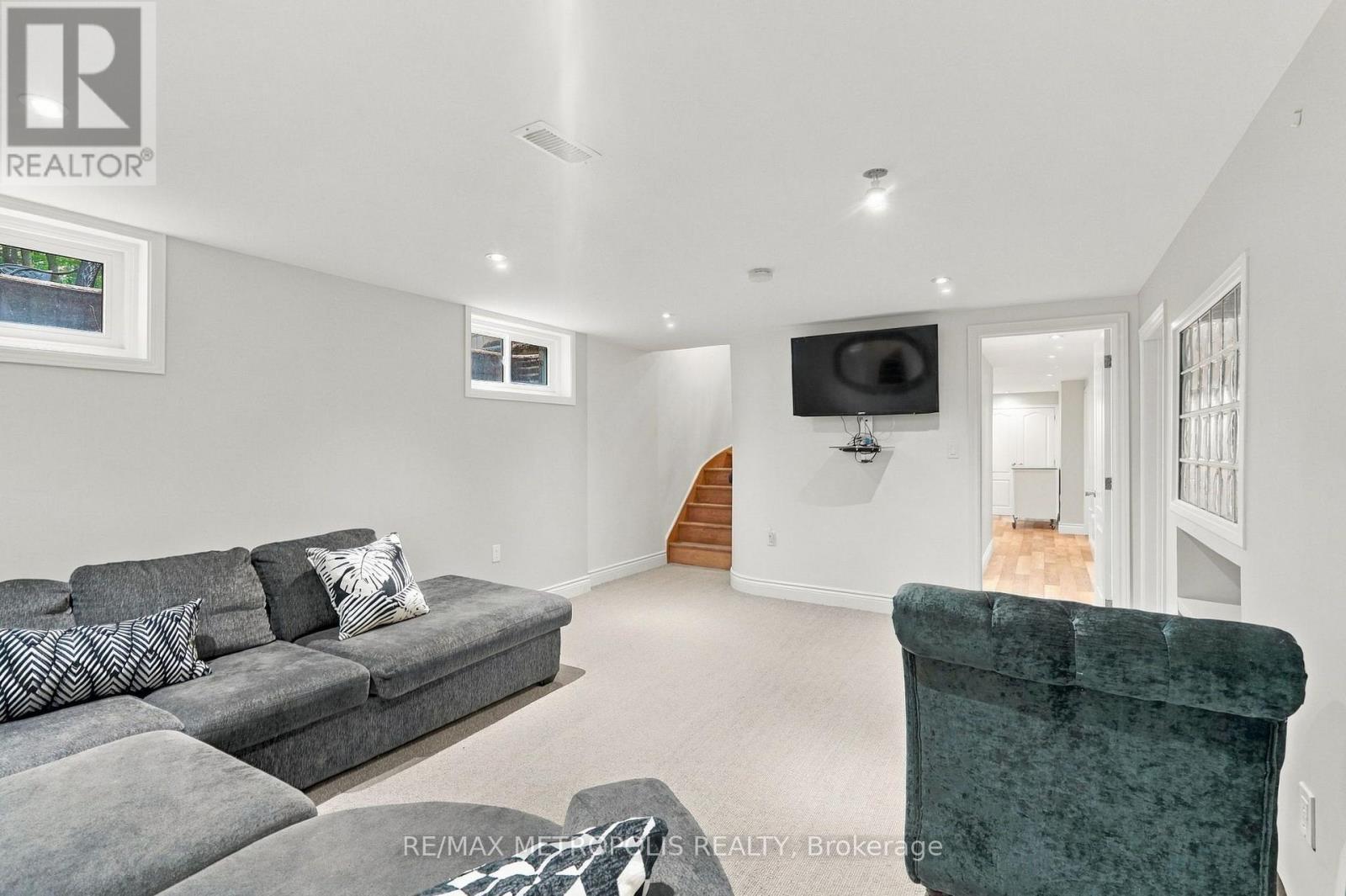 1228 ELGIN CRESCENT - 37