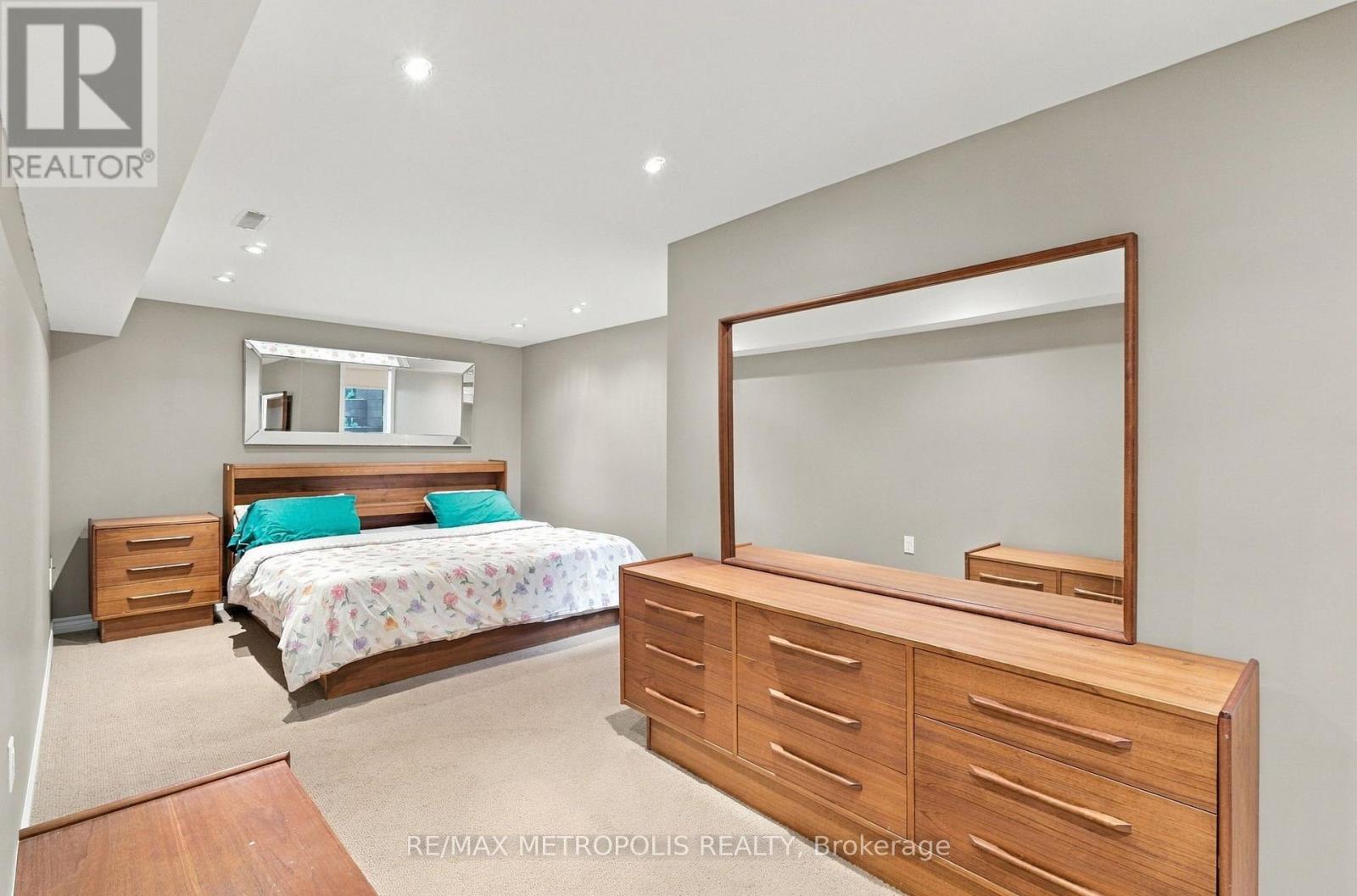 1228 ELGIN CRESCENT - 40