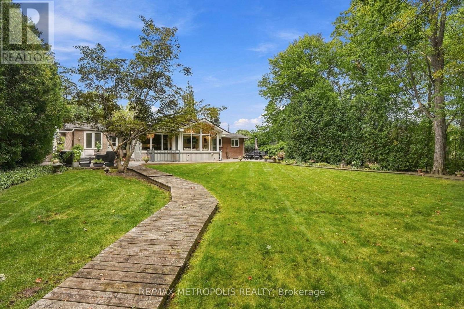 1228 ELGIN CRESCENT - 47