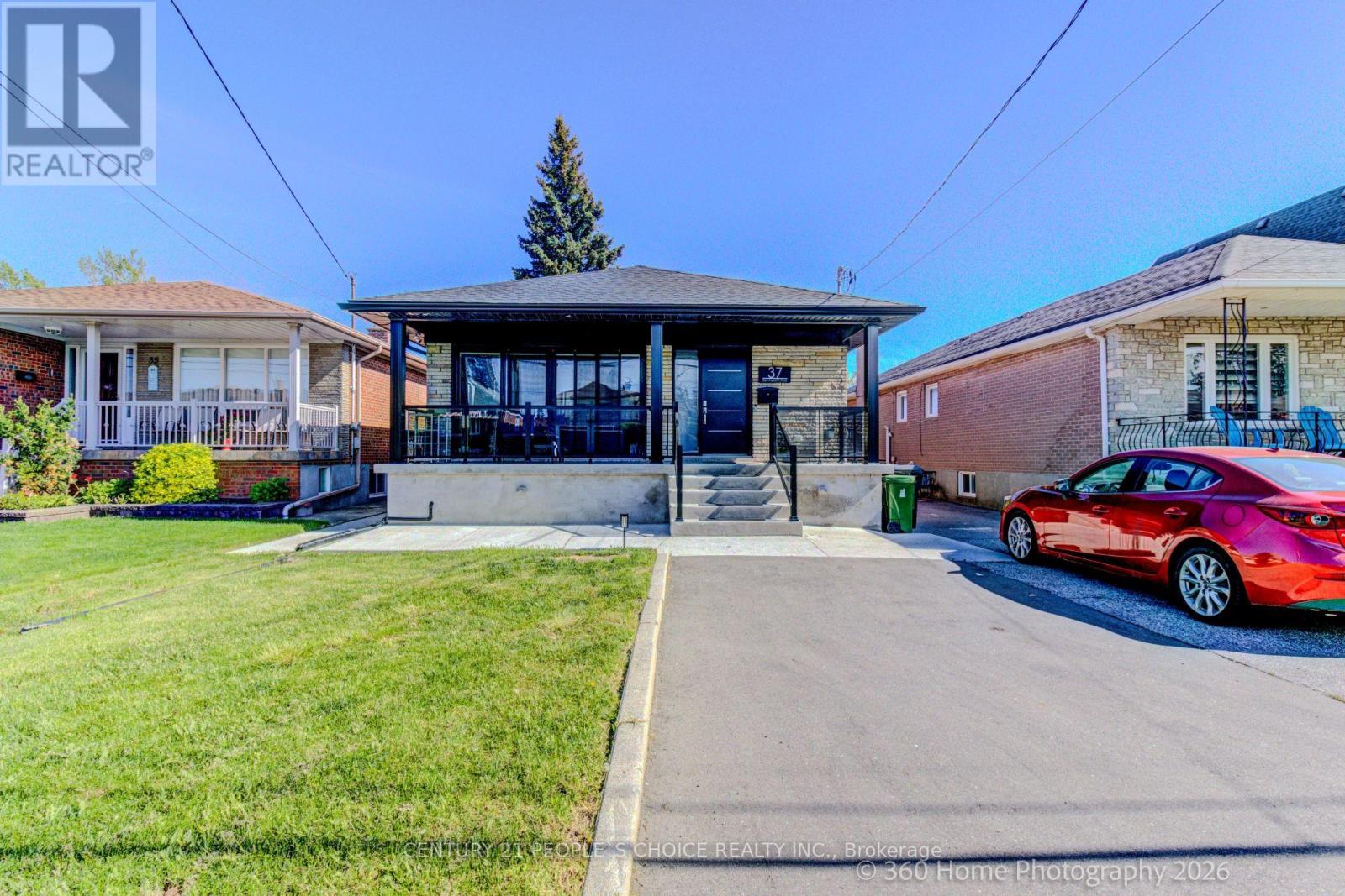 UPPER - 37 BENTWORTH AVENUE, Toronto (Yorkdale-Glen Park)