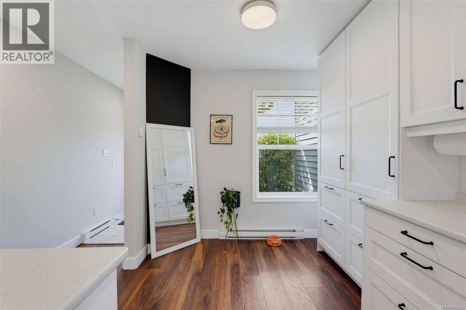 #4 2563 MILLSTREAM Rd - Image 9