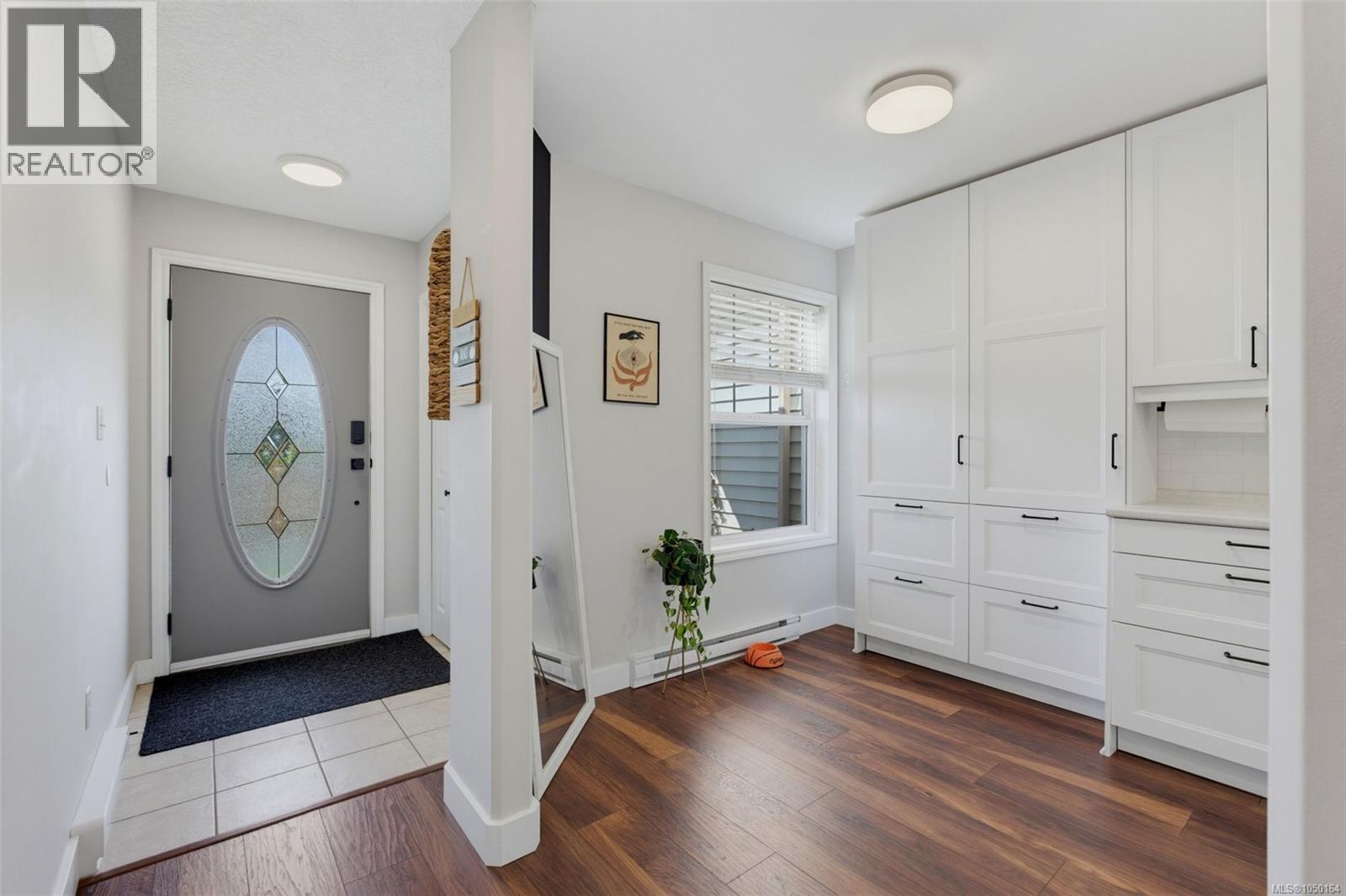#4 2563 MILLSTREAM Rd - 4