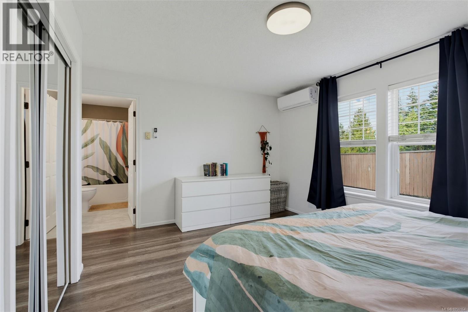 #4 2563 MILLSTREAM Rd - 24
