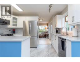 659 Windward Way, Qualicum Beach, BC V9K2K4 Photo 18