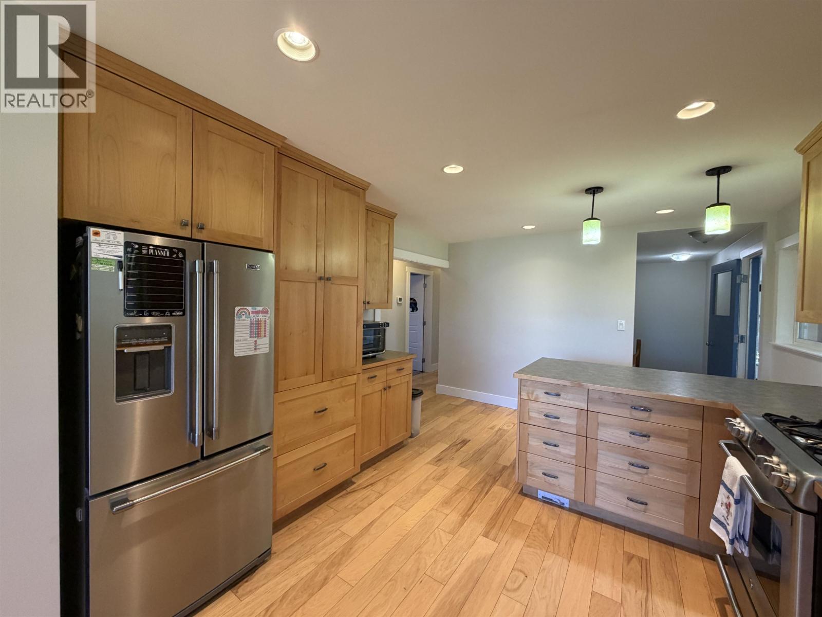 1637 QUEEN STREET - 10