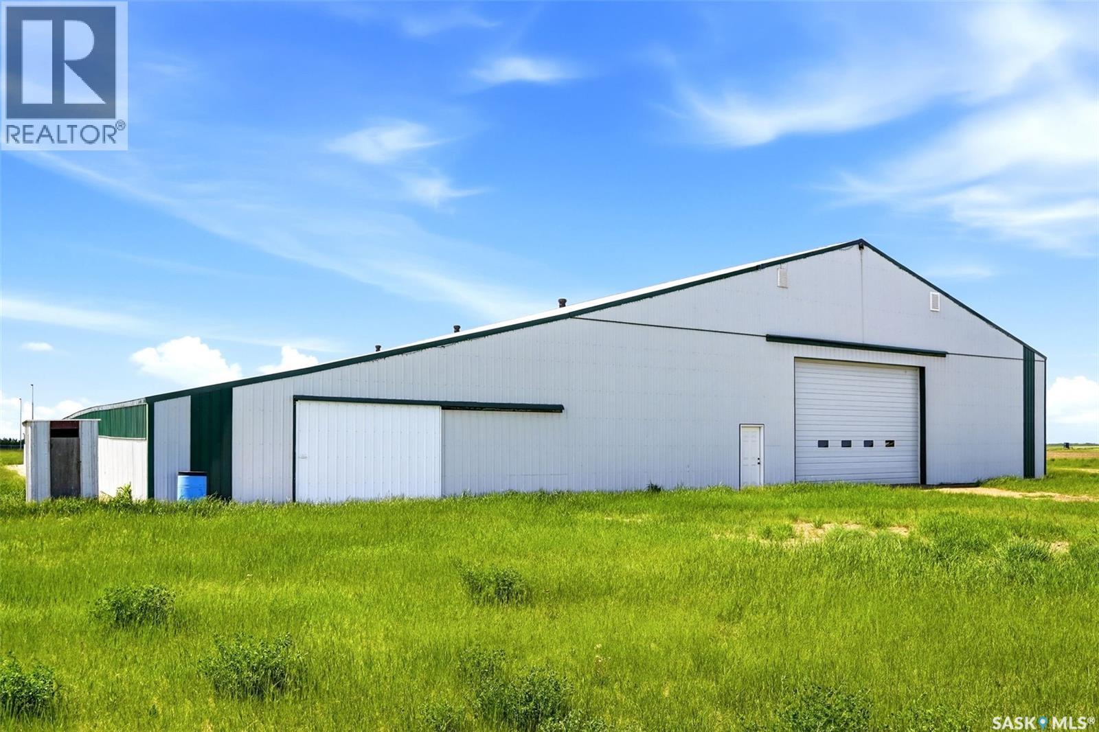 Bienfait Riding Arena/Shop and Land, Estevan Rm No. 5 — photo 2