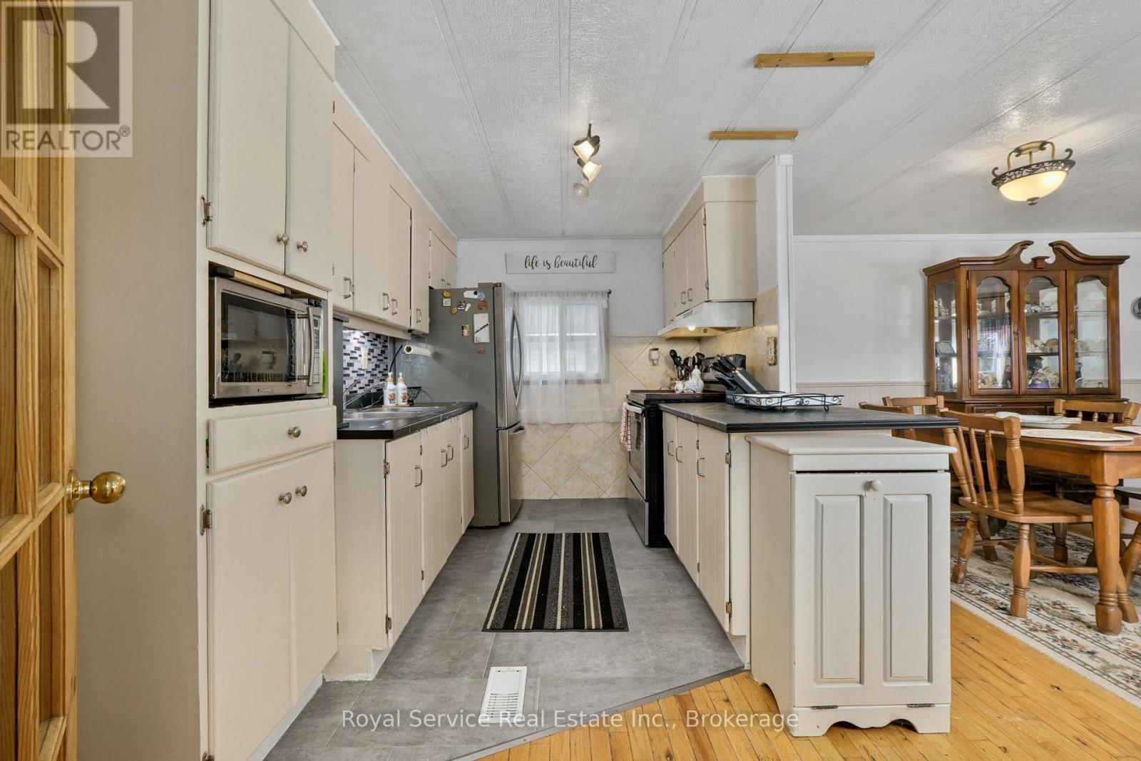204 LYNN CRESCENT - 11