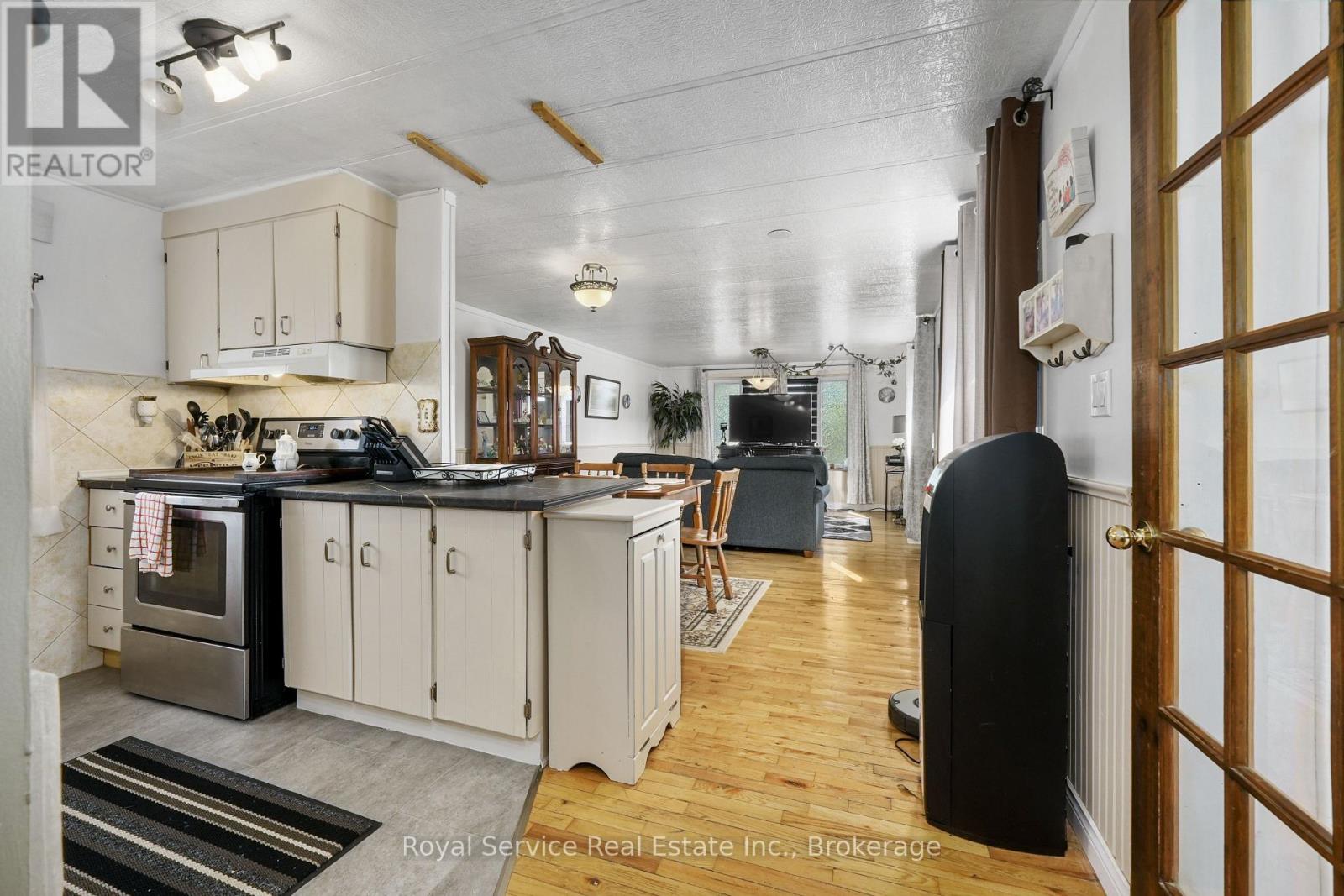 204 LYNN CRESCENT - 12
