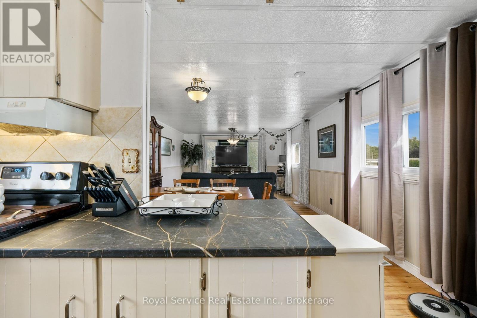 204 LYNN CRESCENT - 14