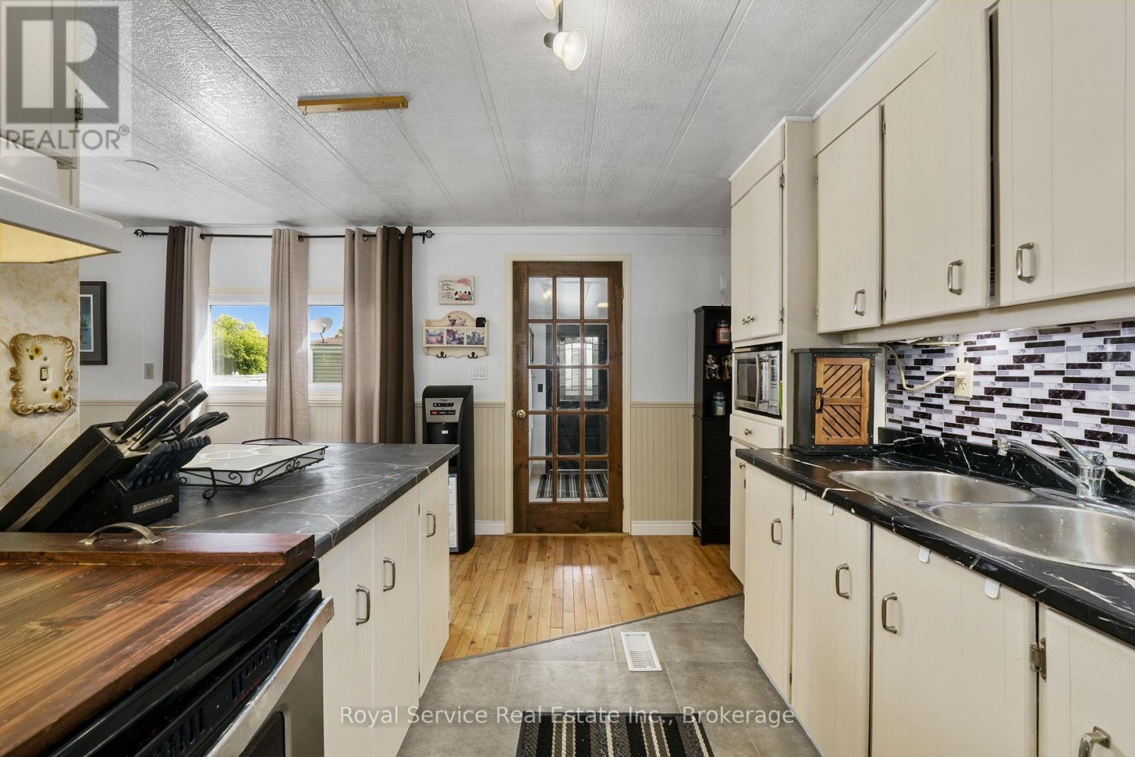 204 LYNN CRESCENT - 15