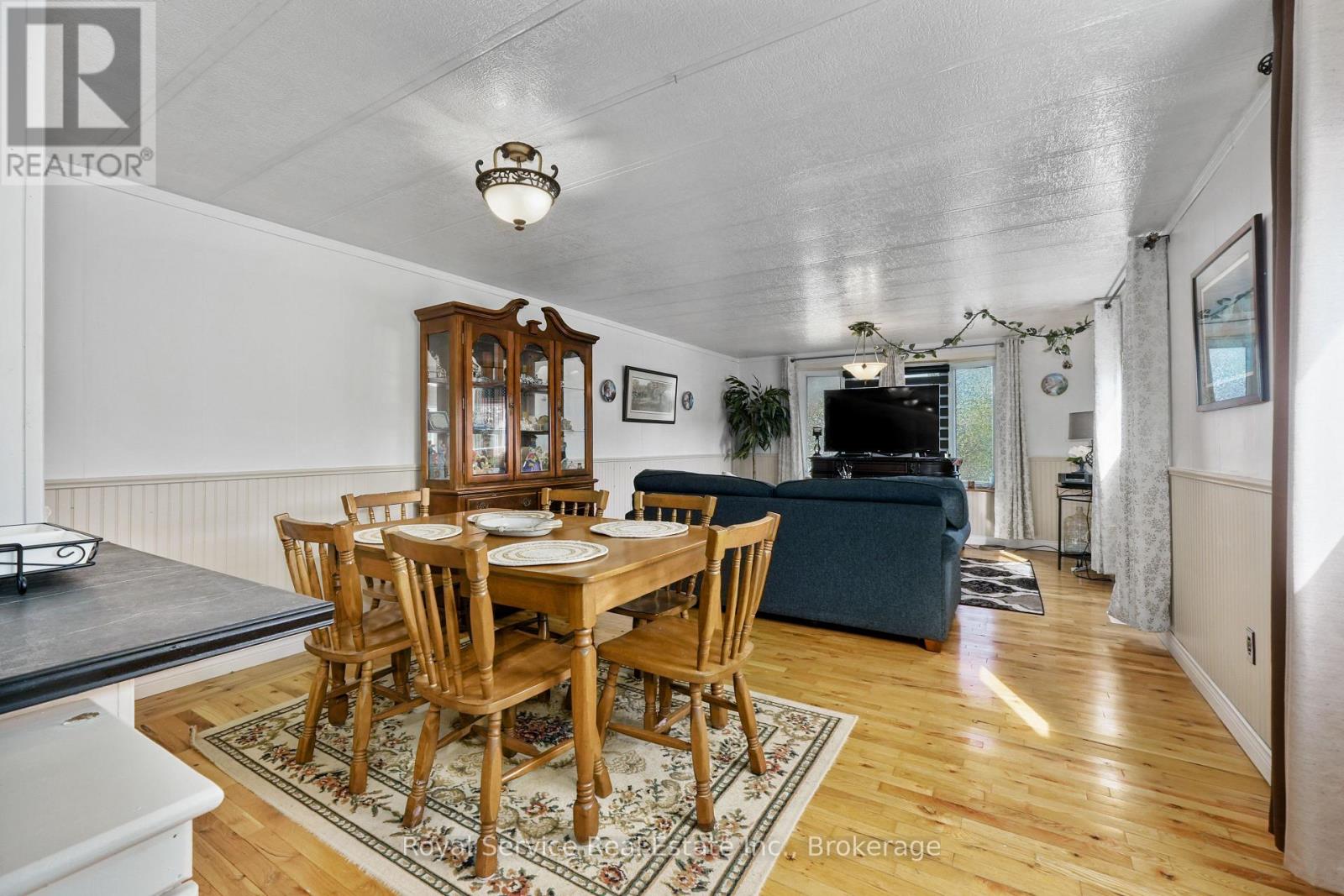 204 LYNN CRESCENT - 16