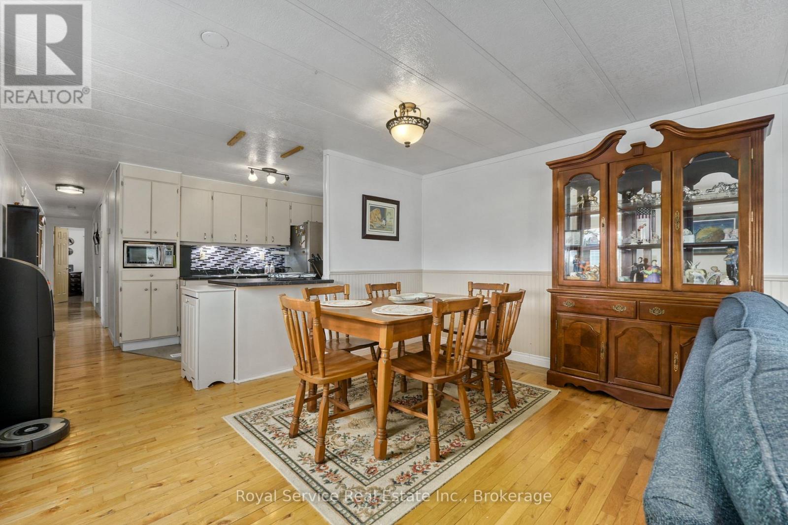 204 LYNN CRESCENT - 17
