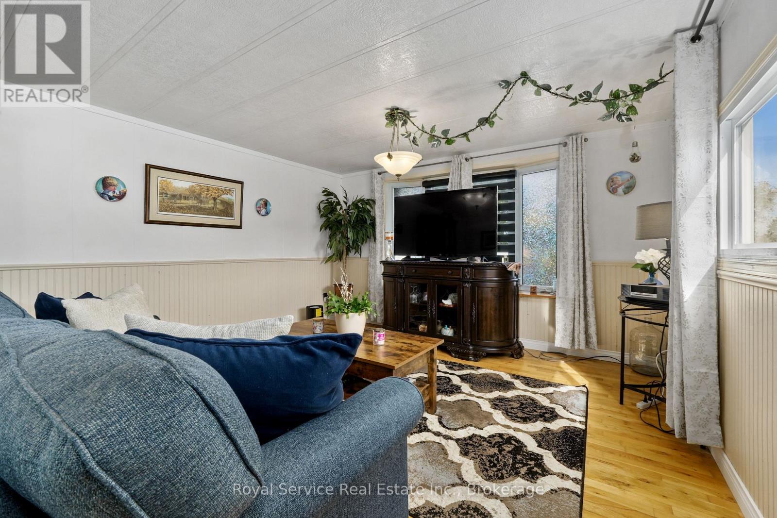 204 LYNN CRESCENT - 18