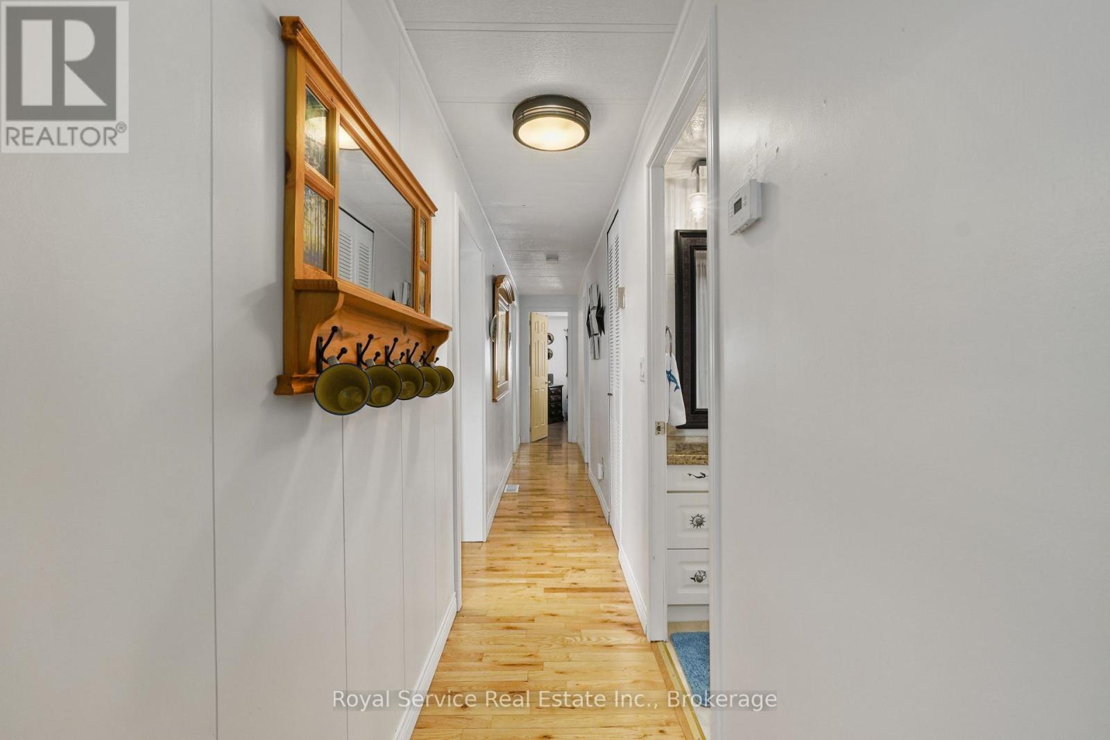 204 LYNN CRESCENT - 22