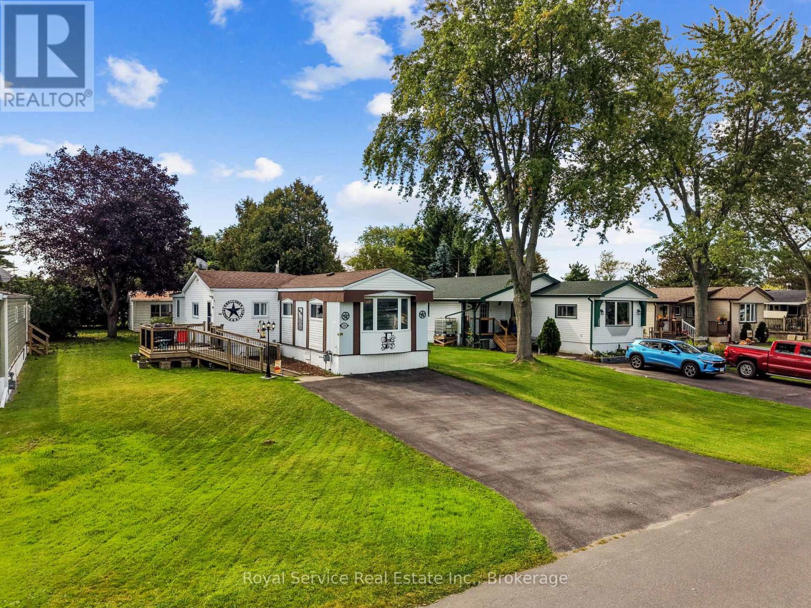 204 LYNN CRESCENT - 3
