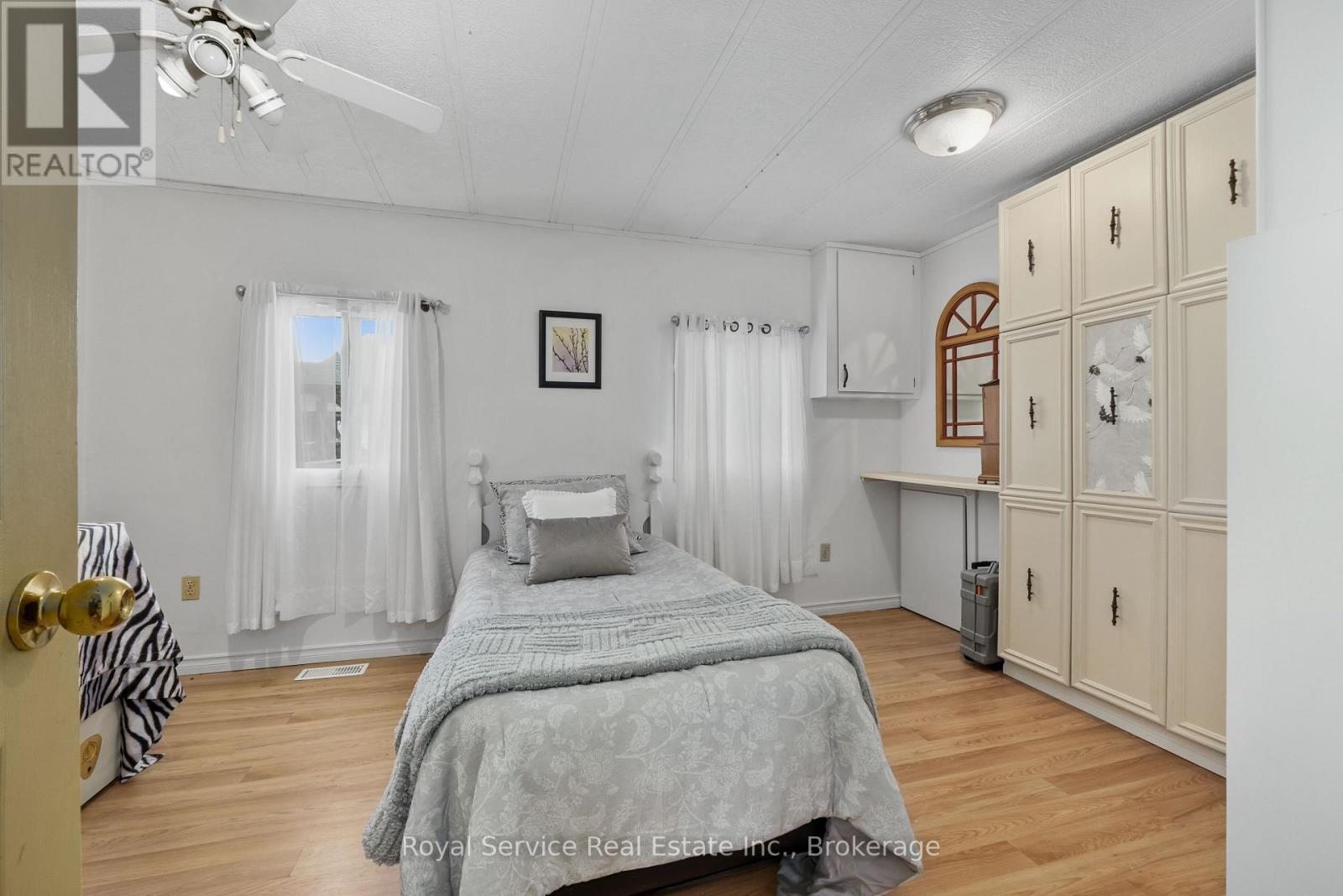 204 LYNN CRESCENT - 32