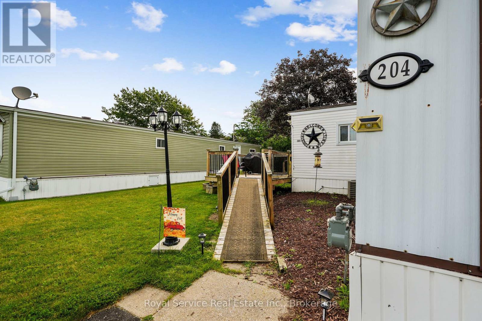 204 LYNN CRESCENT - 36