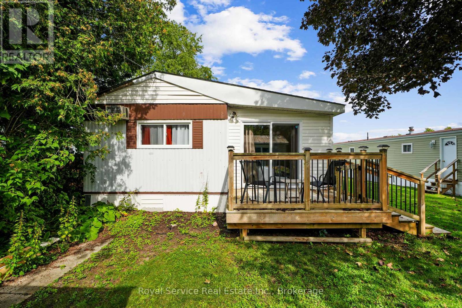 204 LYNN CRESCENT - 44