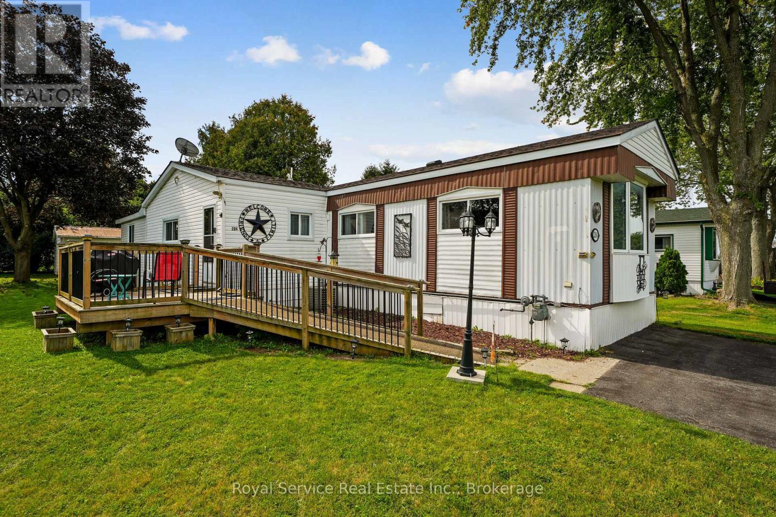 204 LYNN CRESCENT - 46