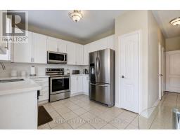 Living room - 27 Modesto Crescent, Brampton, ON L6P1K2 Photo 10