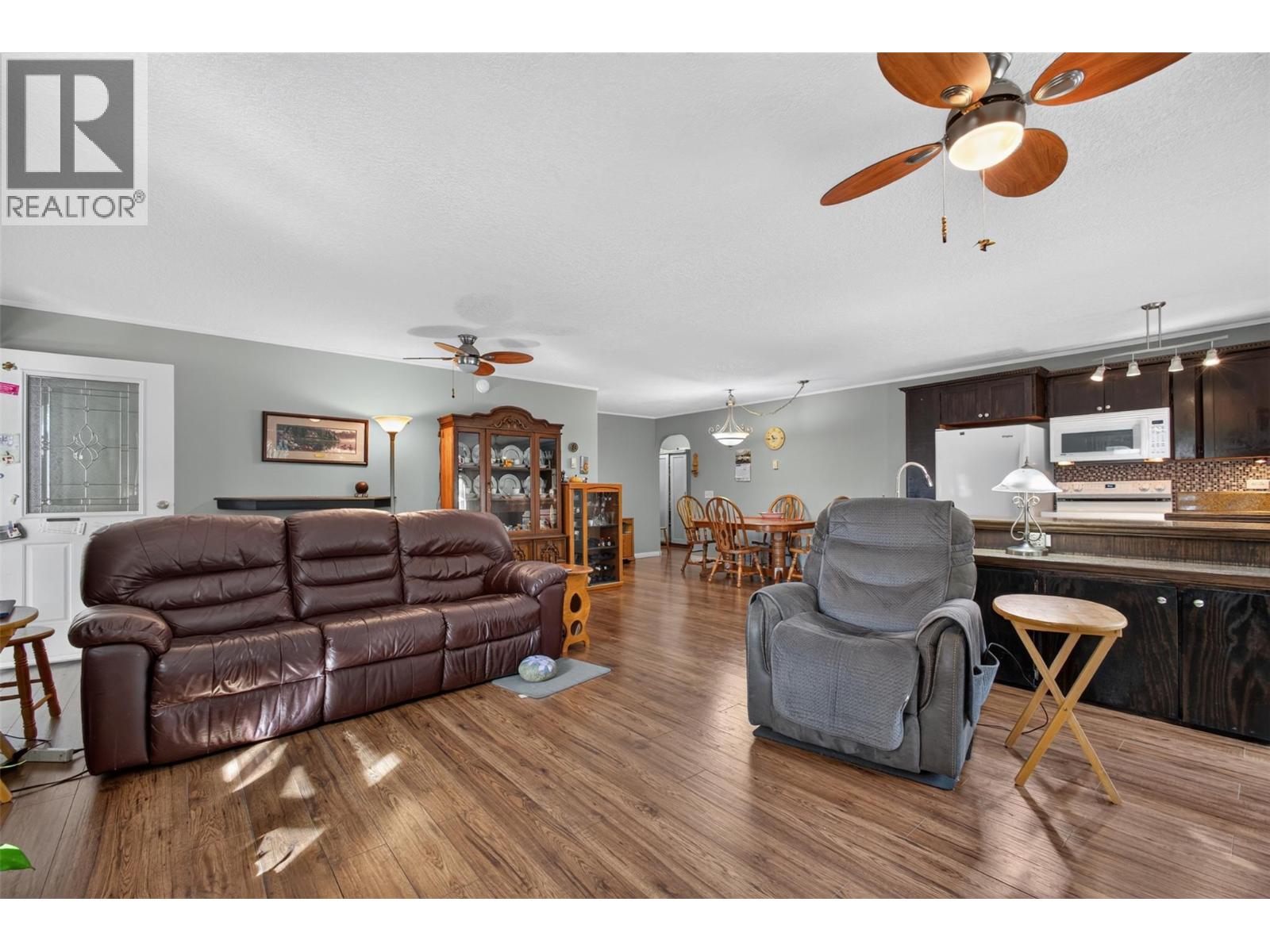  8008 Victoria Road, Summerland