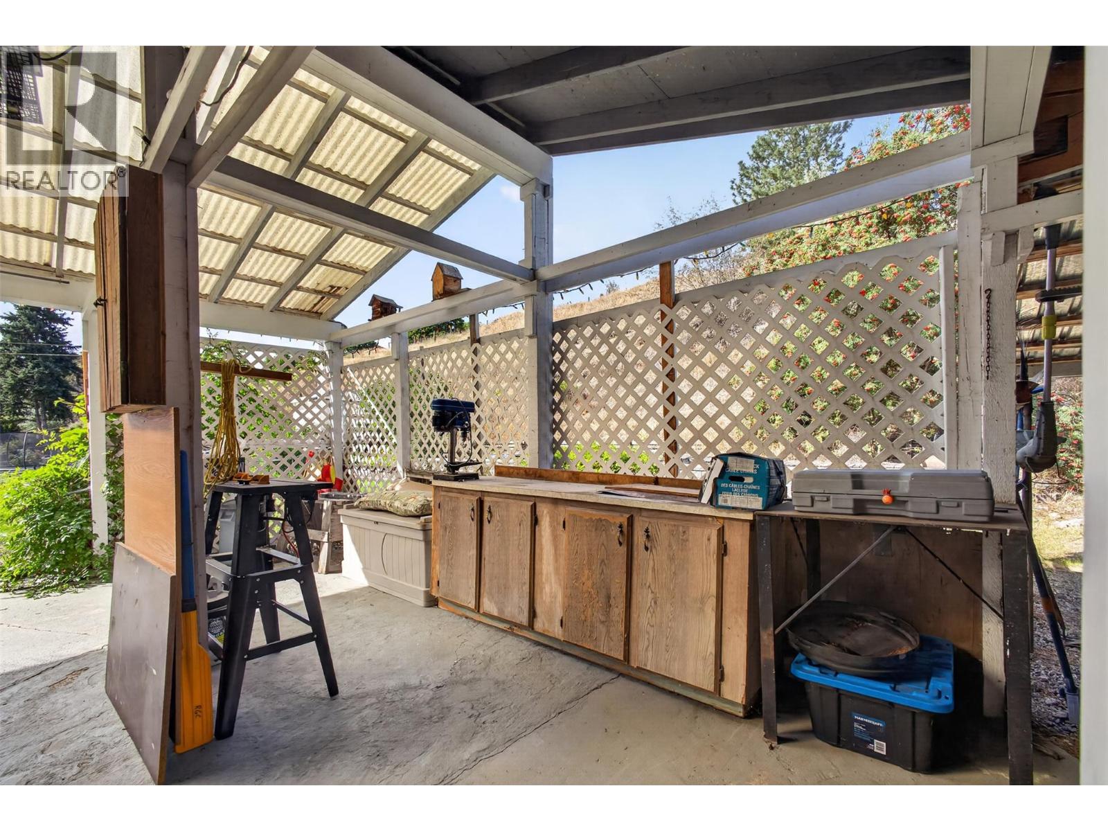  8008 Victoria Road, Summerland